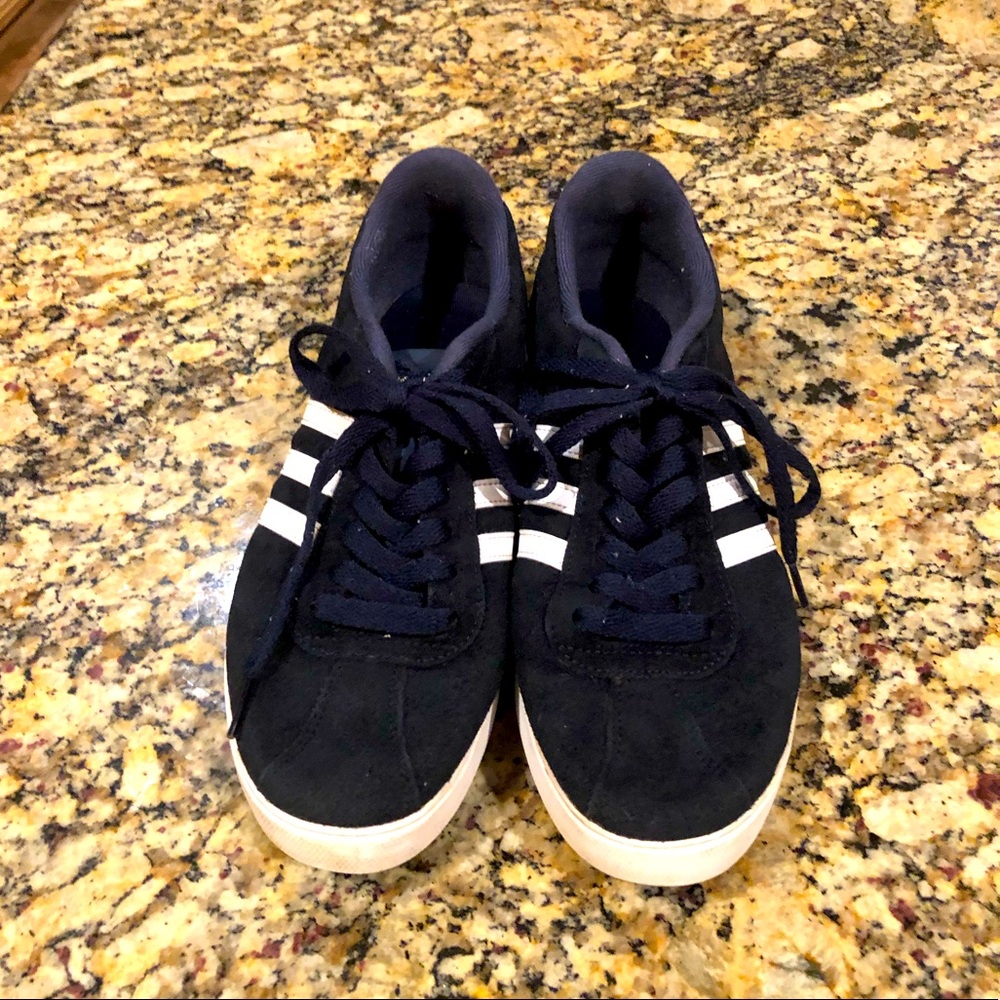 ✨ADIDAS size 9 Navy suede sneakers✨